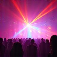 Lysshow over et stort publikum på en konsert.